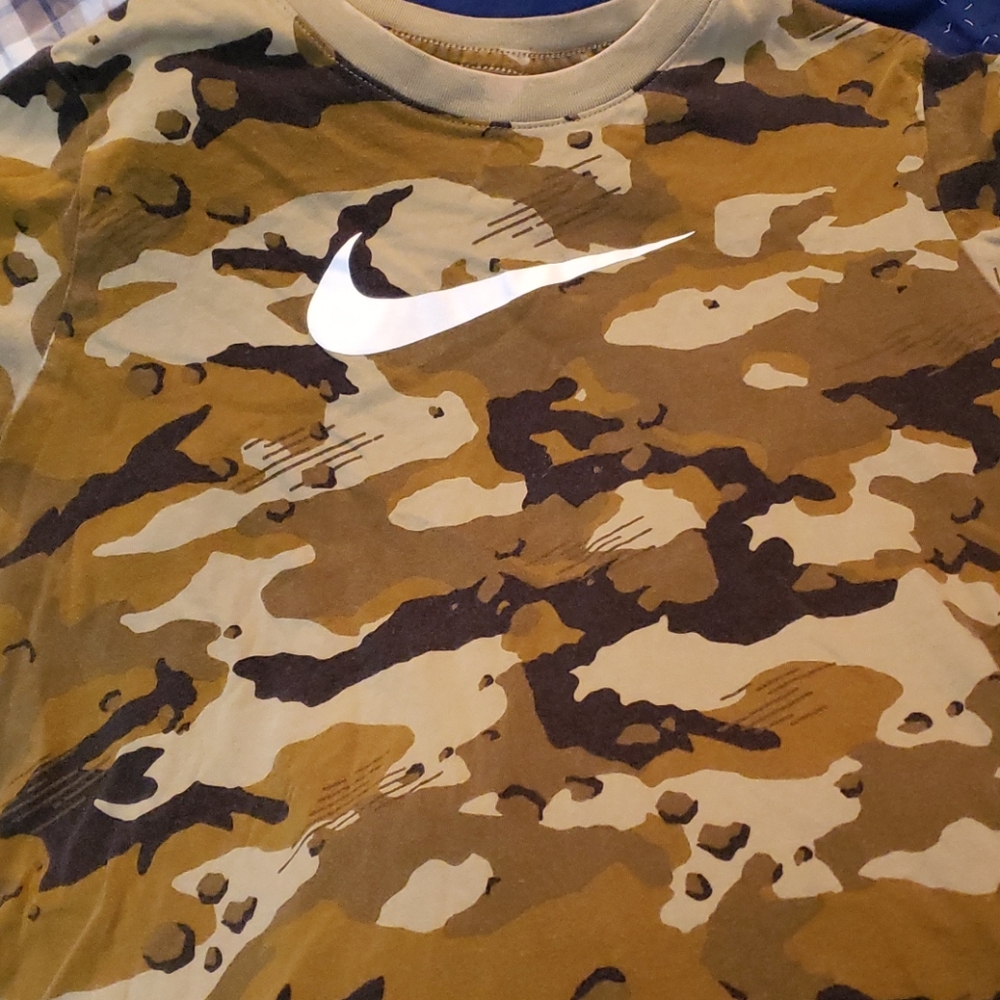 Boys Nike shirt.        1